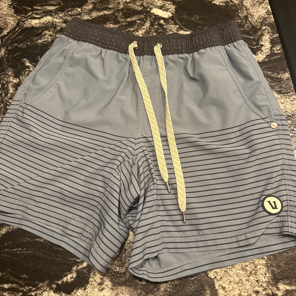 Lot of 2 Vuori Kore shorts 5” inseam lined men’s XS